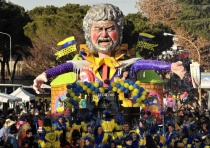 Beppe Grillo nel carro dell'ediizione 2012